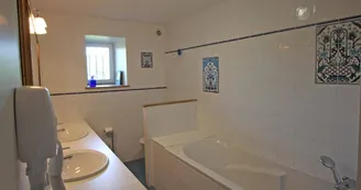 Gite" La Feuillardière" à Champagnac La Riviere en Haute-Vienne salle de bain chambre double en bas_22 Gite" La Feuillardière" à Champagnac La Riviere en Haute-Vienne salle de bain chambre double en bas_22
