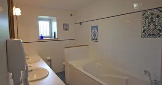 Gite" La Feuillardière" à Champagnac La Riviere en Haute-Vienne salle de bain chambre double en bas_22 Gite" La Feuillardière" à Champagnac La Riviere en Haute-Vienne salle de bain chambre double en bas_22