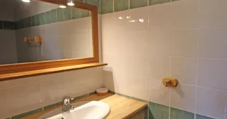 Gite" La Feuillardière" à Champagnac La Riviere en Haute-Vienne salle de bain chambre en bas_34 Gite" La Feuillardière" à Champagnac La Riviere en Haute-Vienne salle de bain chambre en bas_34