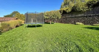 Gîte 'La Maison' à Saint Auvent en Haute-Vienne (Nouvelle Aquitaine) - terrain commun avec balançoire, hamac et trampoline_49