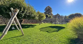 Chambre d'hôtes 'La Cabane' à Saint Auvent en Haute-Vienne (Nouvelle Aquitaine) - terrain commun avec trampoline, balançoire et hamac_19
