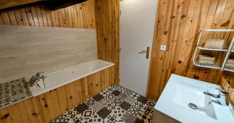 Gite du Canal à Brie, commune de Champagnac La Riviere en Haute-Vienne - salle de bains étage_15